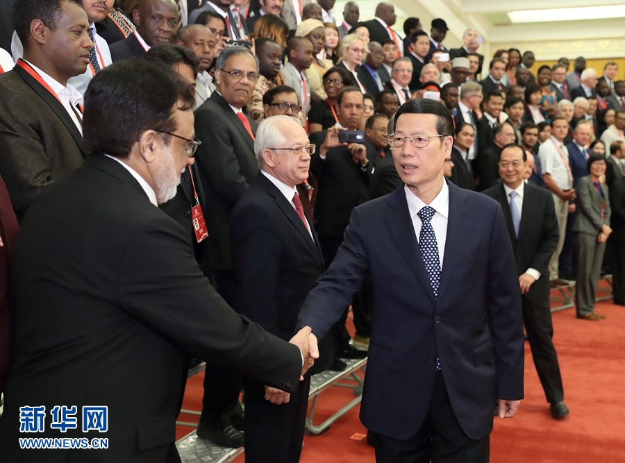 9月21日,中共中央政治局常委、國務院副總理張高麗在北京人民大會堂會見來華參加2017“一帶一路”媒體合作論壇的外方代表并回答大家關心的問題。新華社記者王曄攝  9月21日,中共中央政治局常委、國務院副總理張高麗在北京人民大會堂會見來華參加2017“一帶一路”媒體合作論壇的外方代表并回答大家關心的問題。新華社記者王曄攝