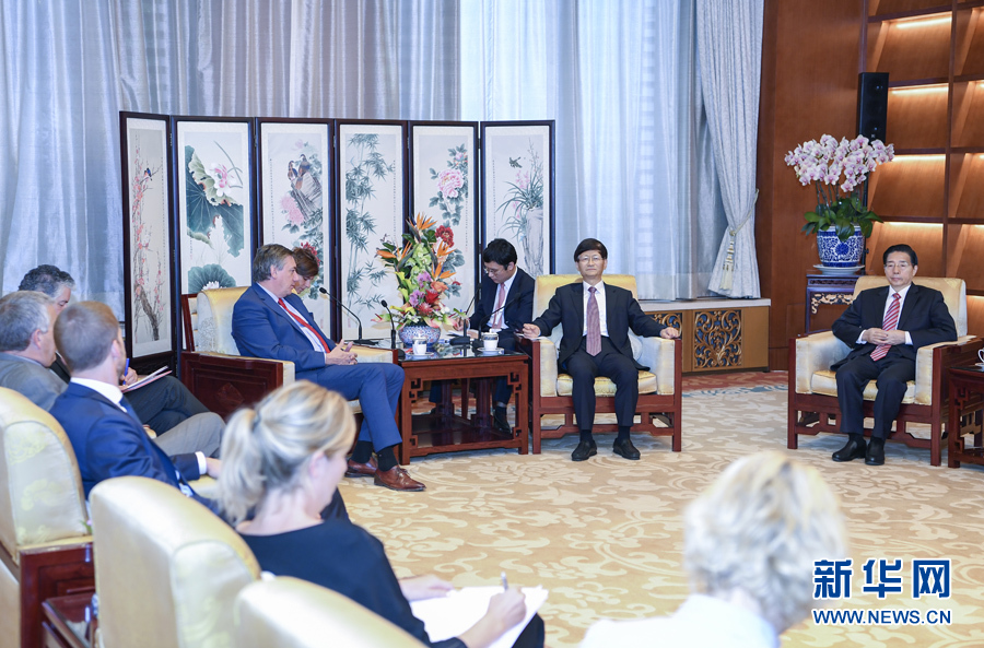 9月26日,中共中央政治局委員、中央政法委書記孟建柱在北京會見來華出席國際刑警組織第86屆全體大會的比利時副首相兼內政大臣讓邦。國務委員、公安部部長郭聲琨參加有關會見。新華社記者 張領 攝 9月26日,中共中央政治局委員、中央政法委書記孟建柱在北京會見來華出席國際刑警組織第86屆全體大會的比利時副首相兼內政大臣讓邦。國務委員、公安部部長郭聲琨參加有關會見。新華社記者 張領 攝