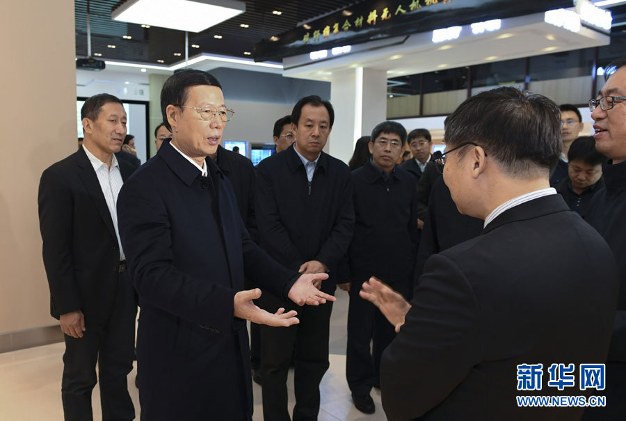 11月14日至15日,國務院副總理張高麗在黑龍江調研。這是11月14日,張高麗到黑龍江工業技術研究院成果展示中心,了解產學研結合推動創新發展情況。 新華社記者 高潔 攝 11月14日至15日,國務院副總理張高麗在黑龍江調研。這是11月14日,張高麗到黑龍江工業技術研究院成果展示中心,了解產學研結合推動創新發展情況。 新華社記者 高潔 攝