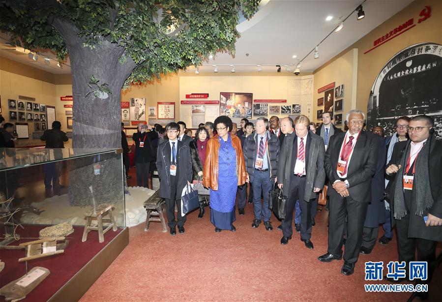 (新華全媒頭條·圖文互動)(4)全黨來一個大學習——新時代中國共產黨人的理論自覺