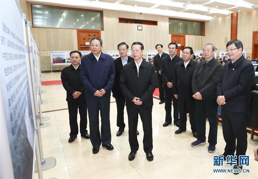 1月9日至10日,國務院副總理張高麗在安徽調研推動長江經濟帶發展工作。這是1月10日,張高麗主持召開推動長江經濟帶發展工作會議前聽取介紹。新華社記者 龐興雷 攝 1月9日至10日,國務院副總理張高麗在安徽調研推動長江經濟帶發展工作。這是1月10日,張高麗主持召開推動長江經濟帶發展工作會議前聽取介紹。新華社記者 龐興雷 攝