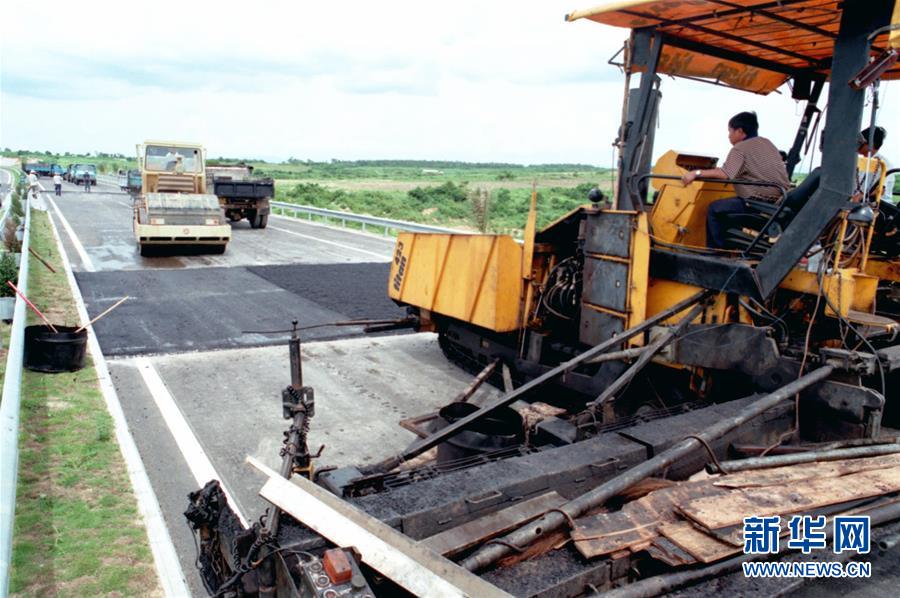 (新華全媒頭條·潮起海之南·圖文互動)(3)春潮拍岸千帆進——海南特區改革開放30年紀實