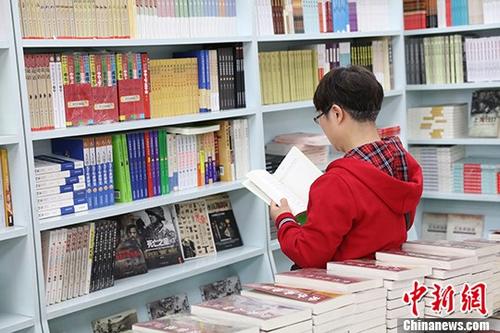 5月9日,一女子在哈爾濱市某書店選購圖書。從5月1日至5月4日,全國32家紙廠宣布漲價,各紙種漲價幅度為每噸100元至300元不等。對此,出版行業業內人士表示“因為紙張價格上漲,直接造成了出版成本的明顯增加,出版行業只能被迫對圖書定價進行調整。”
<a target='_blank' href='//www.chinanews.com/'>中新社</a>記者 于琨 攝