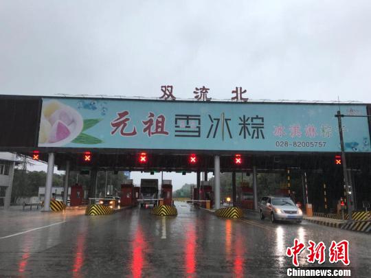 網傳車輛被淹的收費站現狀。 鐘欣 攝