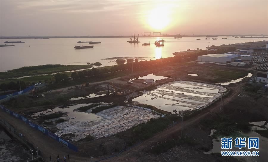 (新華視點·圖文互動)(3)中央督察兩年有的絲毫未改,有的不減反增——江蘇泰興數萬噸化工廢料和污泥堆放長江邊調查