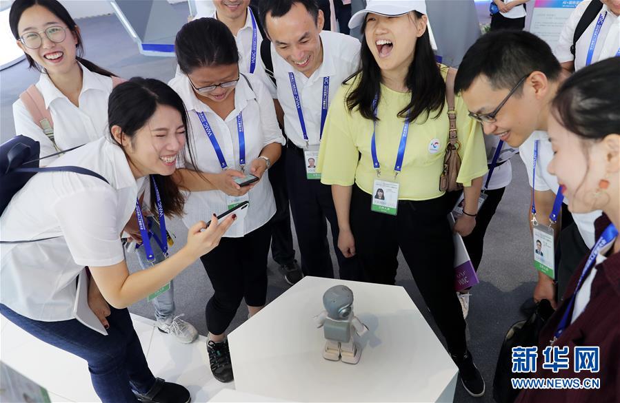 (新華全媒頭條·圖文互動)(2)“中國智,世界能”——2018世界人工智能大會釋放AI發展新信號