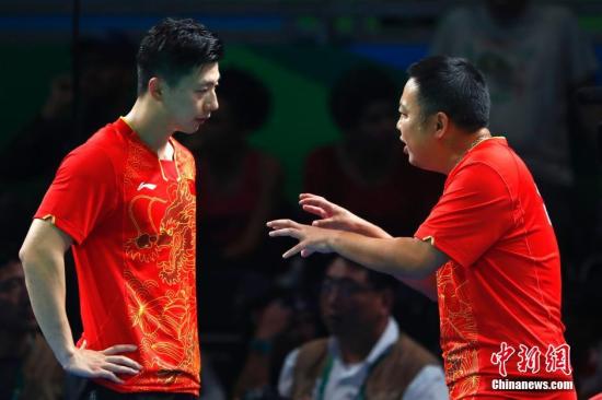 圖為教練劉國梁在場邊指導。<a target='_blank' href='//www.chinanews.com/' ><p  align=