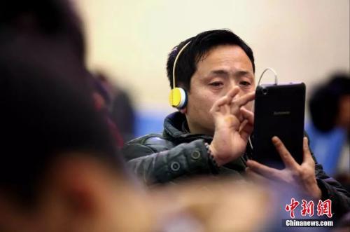 資料圖:候車室內,玩手機的“低頭族”隨處可見。刷微博、聊微信、玩游戲、看電影,高科技將大多旅客變為手機“低頭族”。<a target='_blank' href='//www.chinanews.com/'><p align=