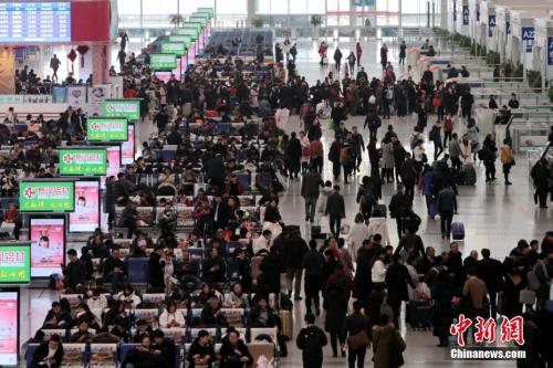 12月25日,西安北車站內人頭攢動。<a target='_blank' href='//www.chinanews.com/'><p align=