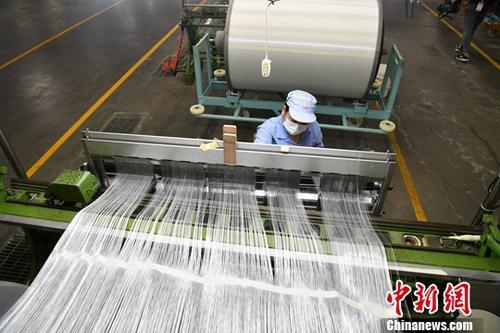 資料圖:玻璃纖維生產廠。<a target='_blank' href='//www.chinanews.com/'><p  align=