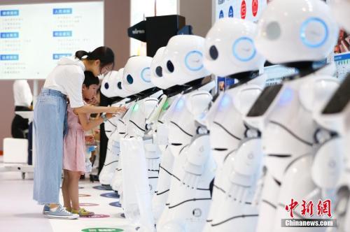 圖為小朋友與機器人互動。 <a target='_blank' href='//www.chinanews.com/'><p  align=