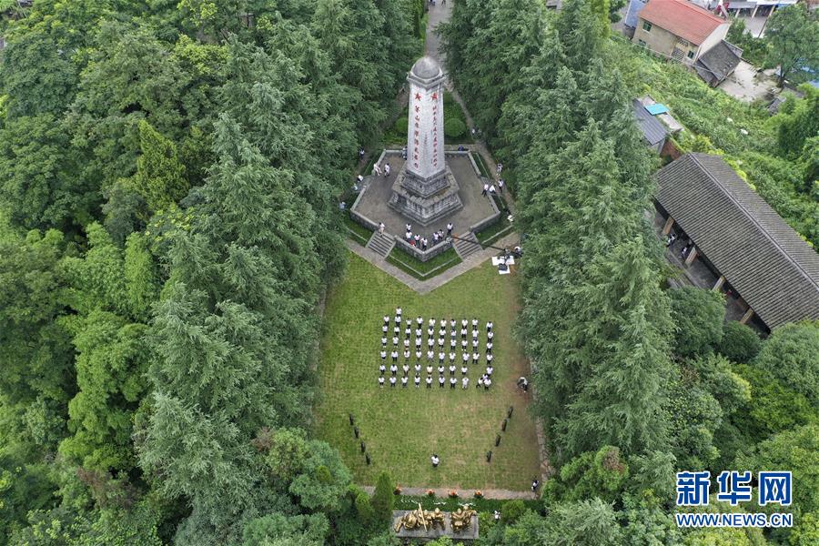 (壯麗70年·奮斗新時代——記者再走長征路·圖文互動)(3)紅軍洞 紅軍路 紅巖村——永不止息的長征精神