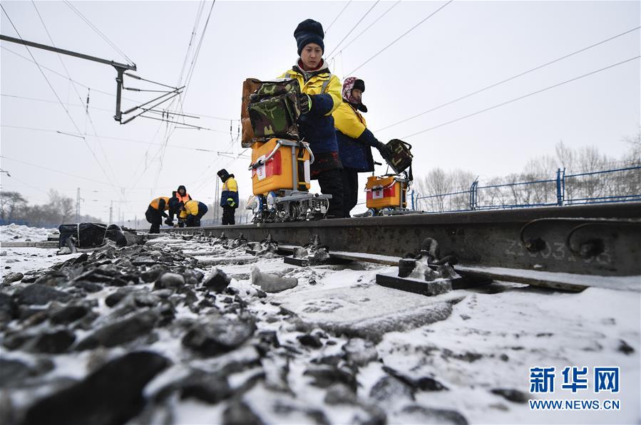 (新春走基層)(1)嚴寒下的“鐵路醫生”:風雪中守護回家路