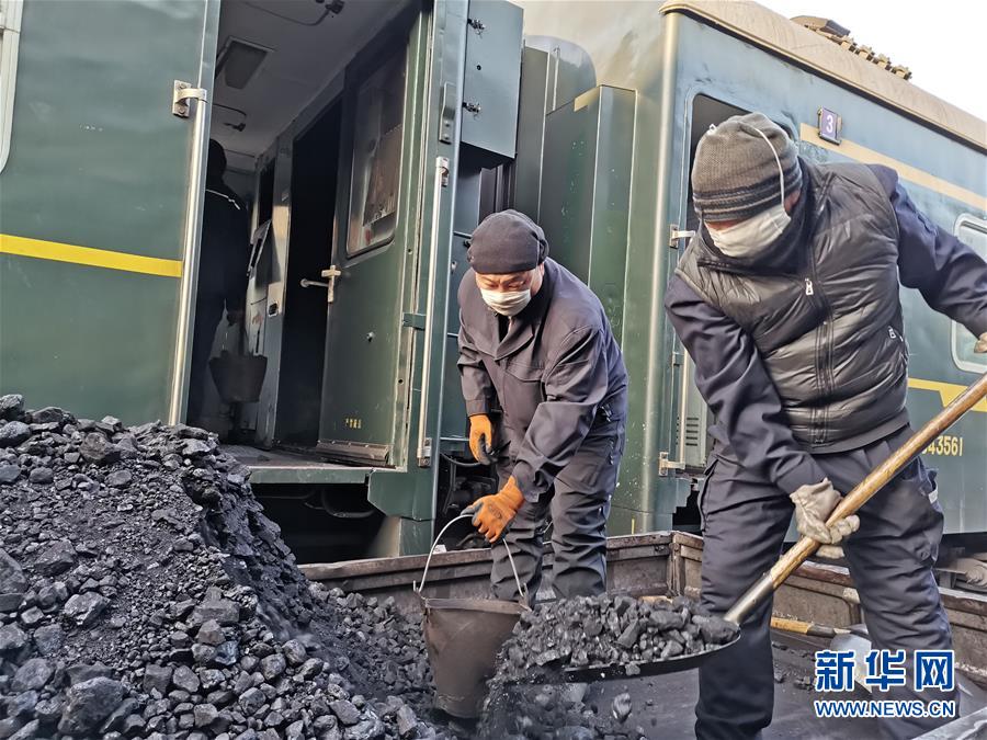 (圖文互動)綠皮火車上煤工:每天拎2000多桶煤只為溫暖回家路
