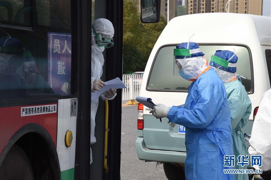 (聚焦疫情防控·圖文互動)(8)軍隊新近承擔救治任務的兩所醫院全部投入使用 參照火神山醫院模式運行