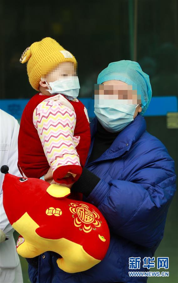 (聚焦疫情防控·圖文互動)(1)重慶年齡最小確診病例治愈出院
