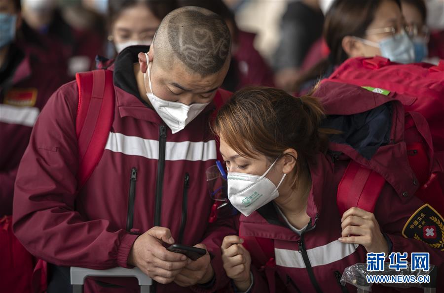 (新華全媒頭條·圖文互動)(9)最美逆行者,武漢永遠記得你!——首批援鄂醫療隊返程紀實