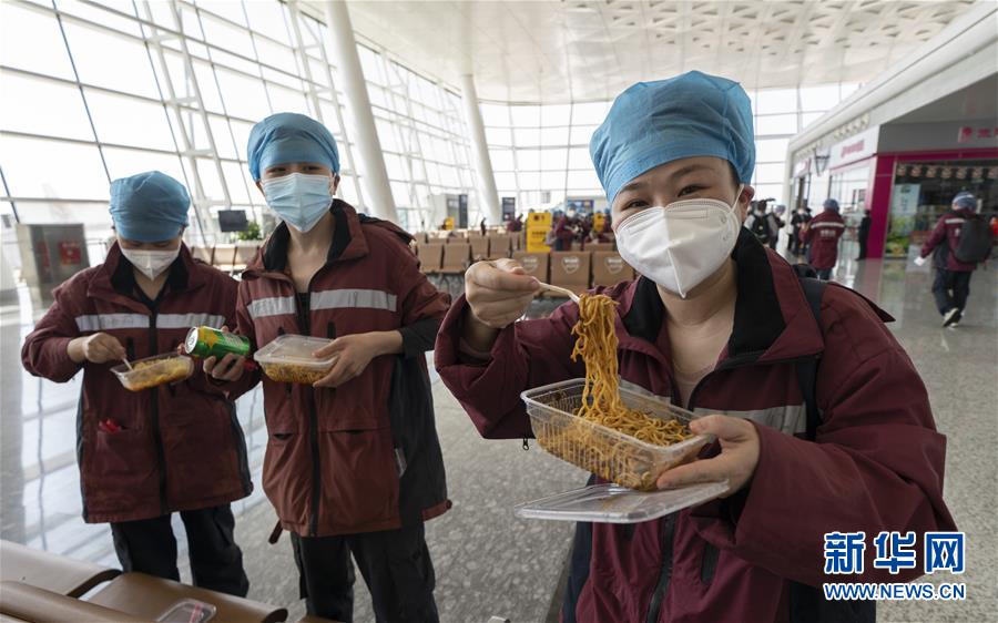 (新華全媒頭條·圖文互動)(13)最美逆行者,武漢永遠記得你!——首批援鄂醫療隊返程紀實