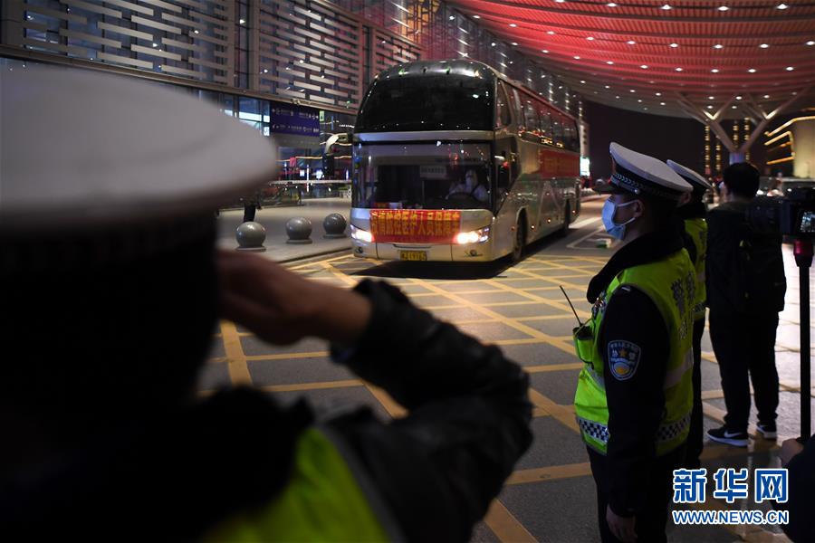 (新華全媒頭條·圖文互動)(15)最美逆行者,武漢永遠記得你!——首批援鄂醫療隊返程紀實