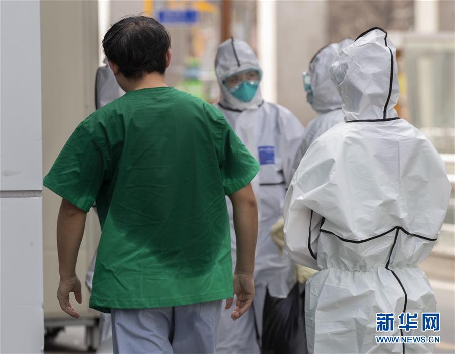 (新華全媒頭條·圖文互動)(10)白衣執甲為蒼生——全球抗疫戰場醫護人員群像
