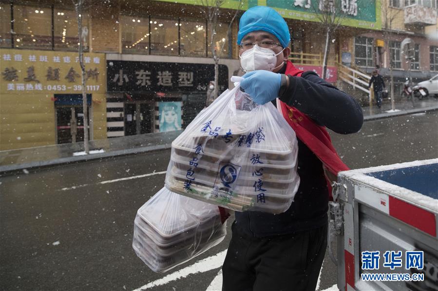 (新華全媒頭條·圖文互動)(12)戰斗在防疫最前沿——來自“五一”國際勞動節的致敬