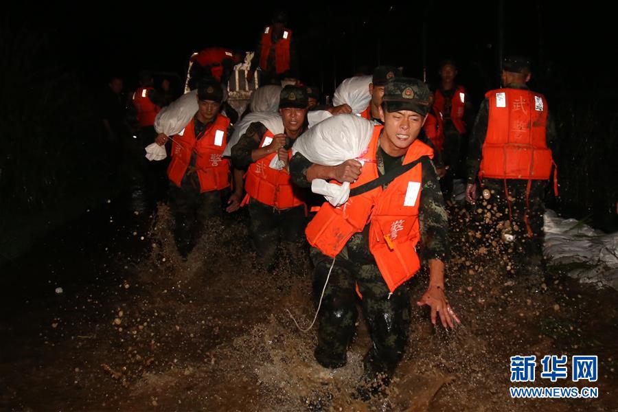(圖文互動)(1)武警官兵持續奮戰多地洪澇災害搶險救援一線