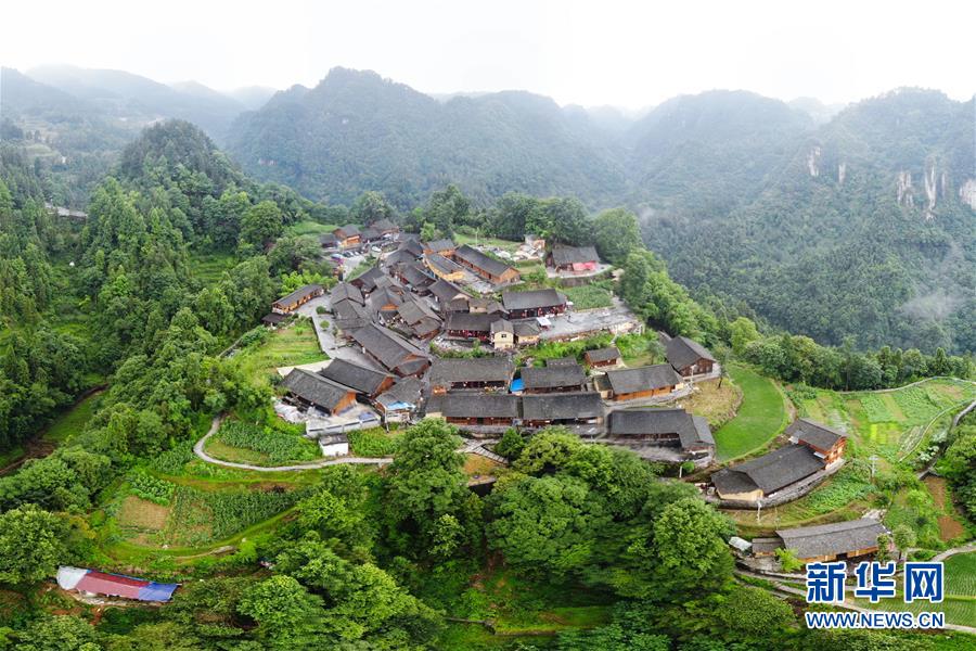 (新華全媒頭條·走向我們的小康生活·圖文互動)(7)那山,那人,那苗寨——十八洞村三代人的奮斗史