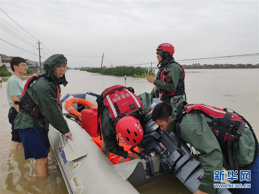 (新華全媒頭條·圖文互動)(1)青春出列——暴雨洪峰中的熱血成人禮