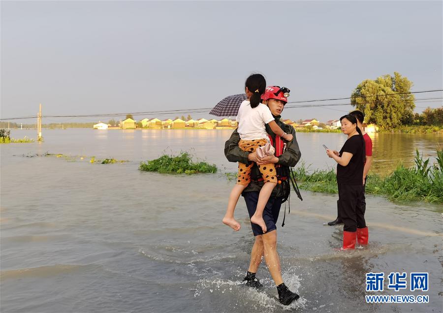 (新華全媒頭條·圖文互動)(2)青春出列——暴雨洪峰中的熱血成人禮