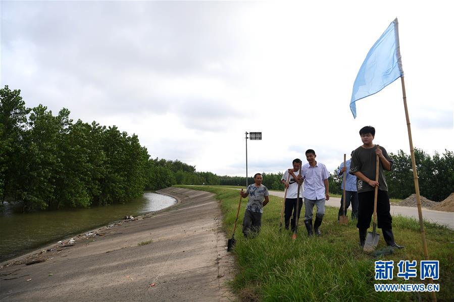 (新華全媒頭條·圖文互動)(5)青春出列——暴雨洪峰中的熱血成人禮