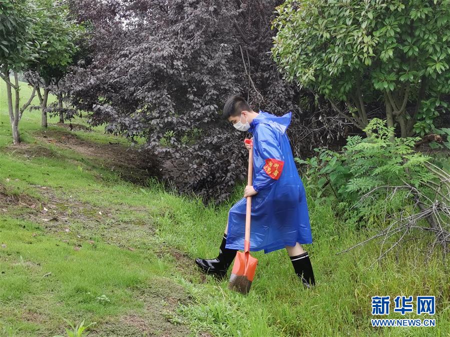 (新華全媒頭條·圖文互動)(7)青春出列——暴雨洪峰中的熱血成人禮