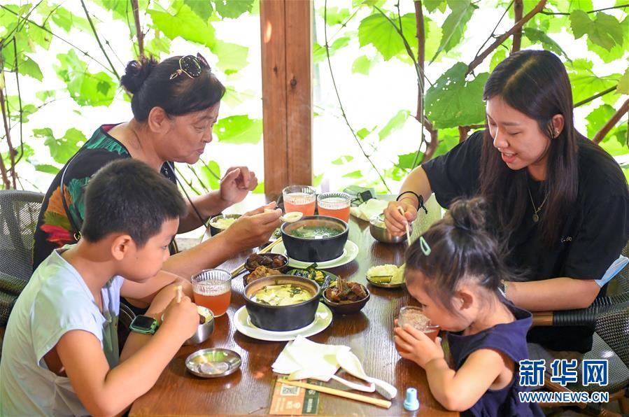 (在習近平新時代中國特色社會主義思想指引下——新時代新作為新篇章·習近平總書記關切事·圖文互動)(6)珍惜盤中餐,狠剎浪費風——各地積極行動堅決制止餐飲浪費
