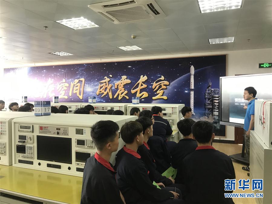 (總書記推動的改革身邊事·教育改革篇·圖文互動)(5)特寫:“95后”上海職校生:“我的工牌上印著‘中國航天’”