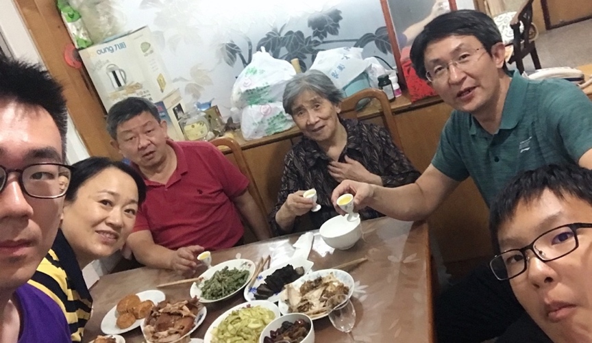 10月1日,留學生李天力(左一)在老家淄博的親戚家中與親人一起吃晚飯,共度中秋