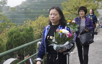 舟山:鮮花祭掃成文明新風