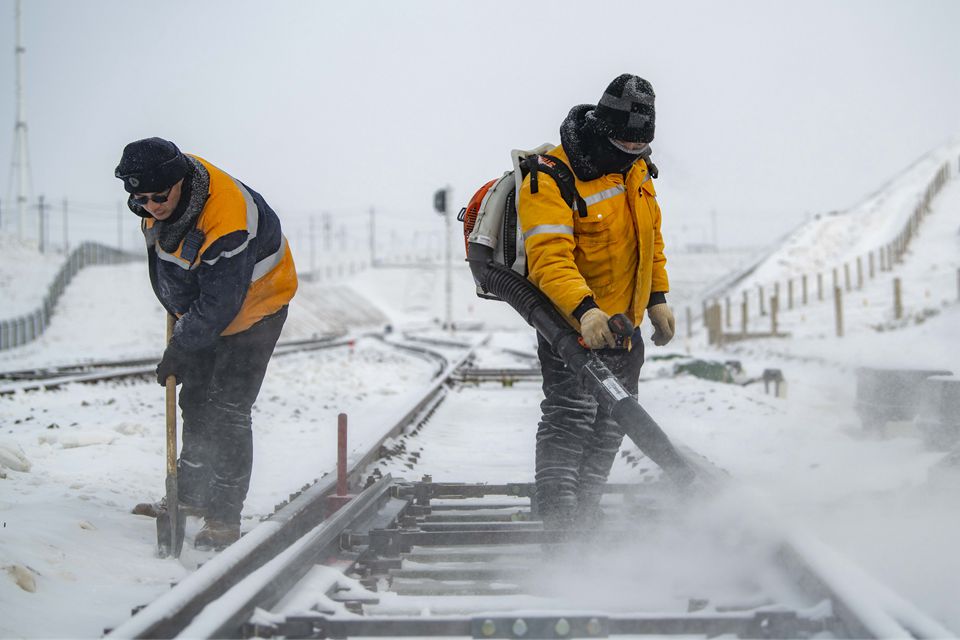 與風雪為伴,只為守護過往旅客平安