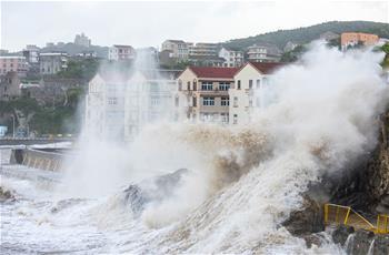 臺風“瑪莉亞”逼近 溫嶺沿海巨浪拍岸