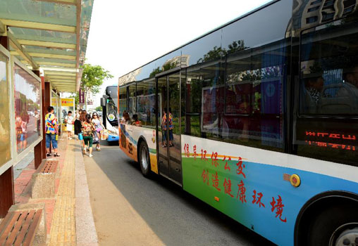 山東日照：新能源公交車“走俏”(圖)