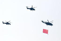空中護旗梯隊:護衛黨旗國旗軍旗飛過天安門廣場上空