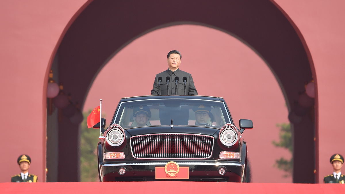 習近平乘坐檢閱車,經過金水橋,駛上長安街
