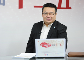 主持人董關鵬