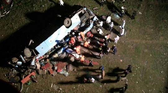 湖北荊州一雙層臥鋪車墜橋多人死傷
