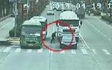 小心視覺盲區 別離大貨車太近