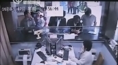 大膽小偷眾目睽睽下行竊 鐵絲鉤走上萬元