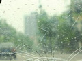 實驗:高速行車拋蘋果 擋風玻璃被砸裂