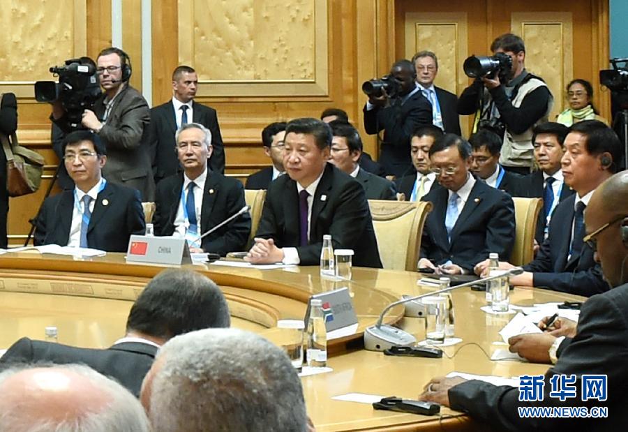 7月9日,金磚國家領導人第七次會晤在俄羅斯烏法舉行。中國國家主席習近平、俄羅斯總統普京、巴西總統羅塞夫、印度總理莫迪、南非總統祖馬出席。這是習近平主席出席大范圍會議。新華社記者 饒愛民 攝  7月9日,金磚國家領導人第七次會晤在俄羅斯烏法舉行。中國國家主席習近平、俄羅斯總統普京、巴西總統羅塞夫、印度總理莫迪、南非總統祖馬出席。這是習近平主席出席大范圍會議。新華社記者 饒愛民 攝
