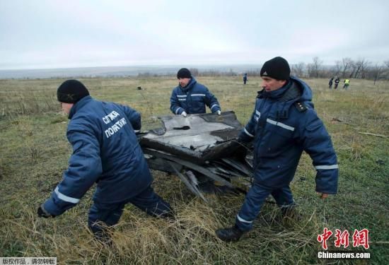 資料圖:當地時間2014年11月16日,烏克蘭頓涅茨克地區,墜毀MH17飛機殘骸收集工作進行中。
