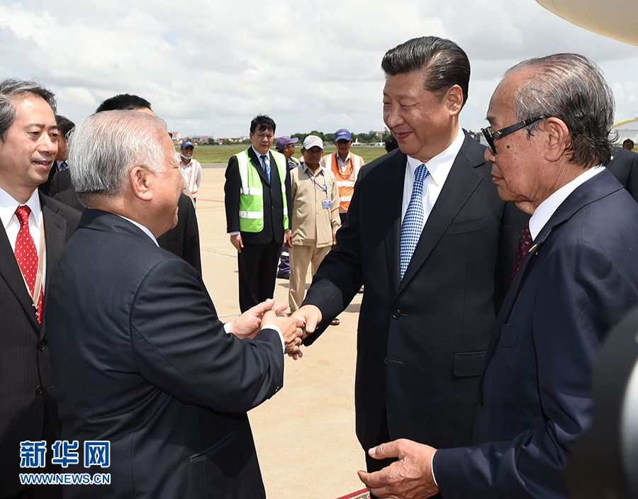 10月13日,國家主席習近平乘專機抵達金邊國際機場,開始對柬埔寨王國進行國事訪問。柬埔寨副首相兼王宮事務大臣貢桑奧親王和夏卡朋親王、阿倫公主等在舷梯旁熱情迎接習近平主席。新華社記者 謝環馳 攝 10月13日,國家主席習近平乘專機抵達金邊國際機場,開始對柬埔寨王國進行國事訪問。柬埔寨副首相兼王宮事務大臣貢桑奧親王和夏卡朋親王、阿倫公主等在舷梯旁熱情迎接習近平主席。新華社記者 謝環馳 攝