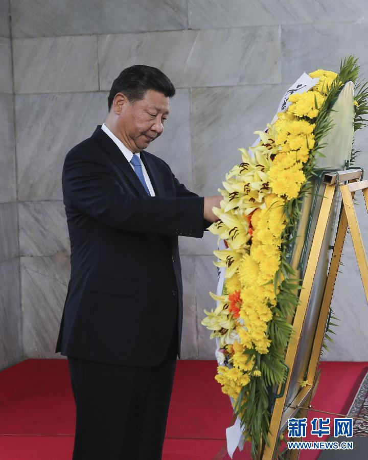 10月13日,國家主席習近平在金邊同柬埔寨首相洪森舉行會談。會談前,習近平向柬埔寨獨立紀念碑獻花圈。 新華社記者丁林攝  10月13日,國家主席習近平在金邊同柬埔寨首相洪森舉行會談。會談前,習近平向柬埔寨獨立紀念碑獻花圈。 新華社記者丁林攝
