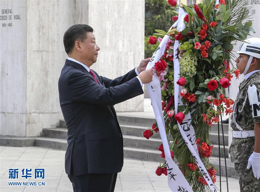11月21日,國家主席習近平在利馬同秘魯總統庫琴斯基舉行會談。會談前,在庫琴斯基夫婦陪同下,習近平和彭麗媛向秘魯獨立先驅紀念碑敬獻花圈。新華社記者 丁林 攝 11月21日,國家主席習近平在利馬同秘魯總統庫琴斯基舉行會談。會談前,在庫琴斯基夫婦陪同下,習近平和彭麗媛向秘魯獨立先驅紀念碑敬獻花圈。新華社記者 丁林 攝
